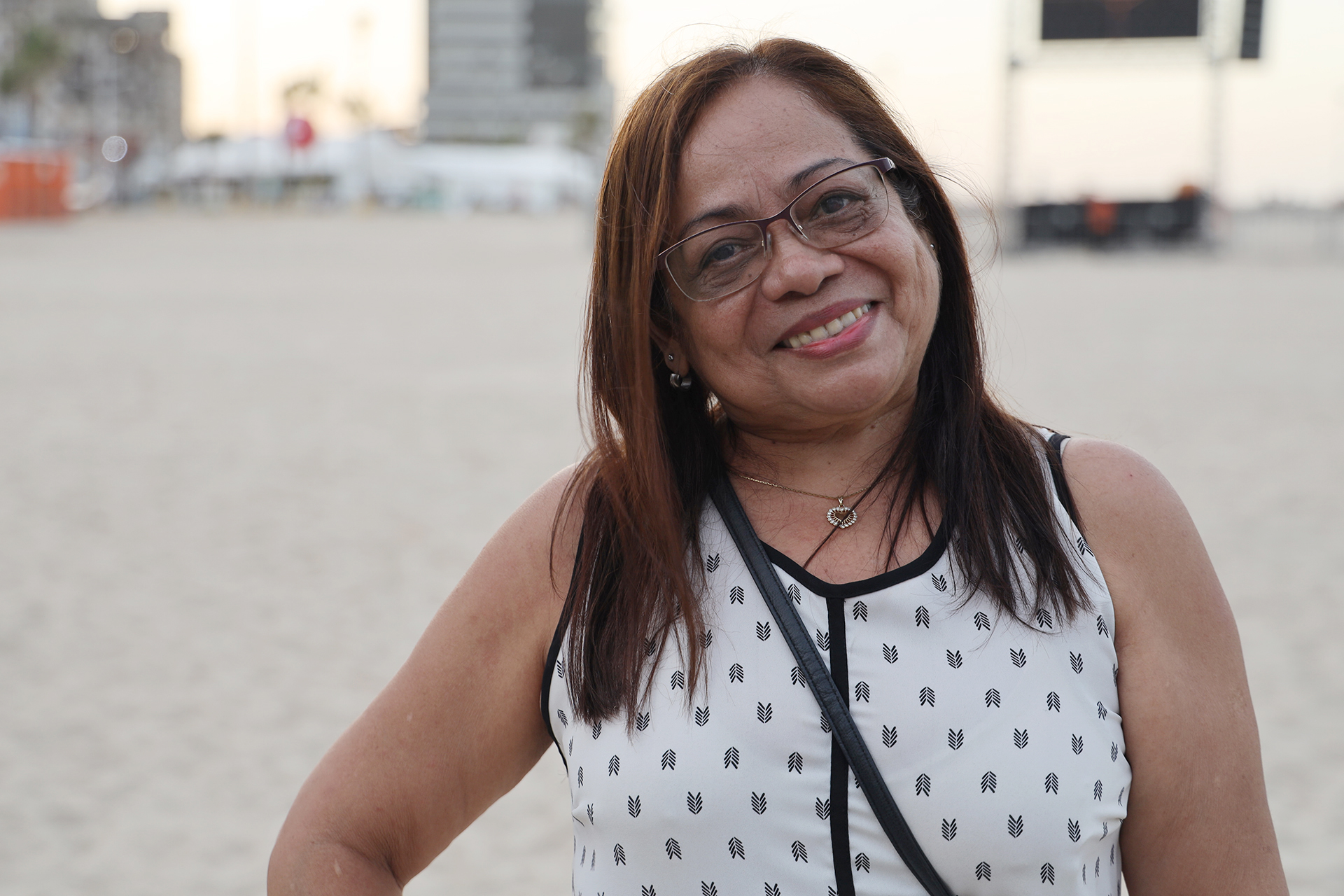 senhora sorrindo para a foto